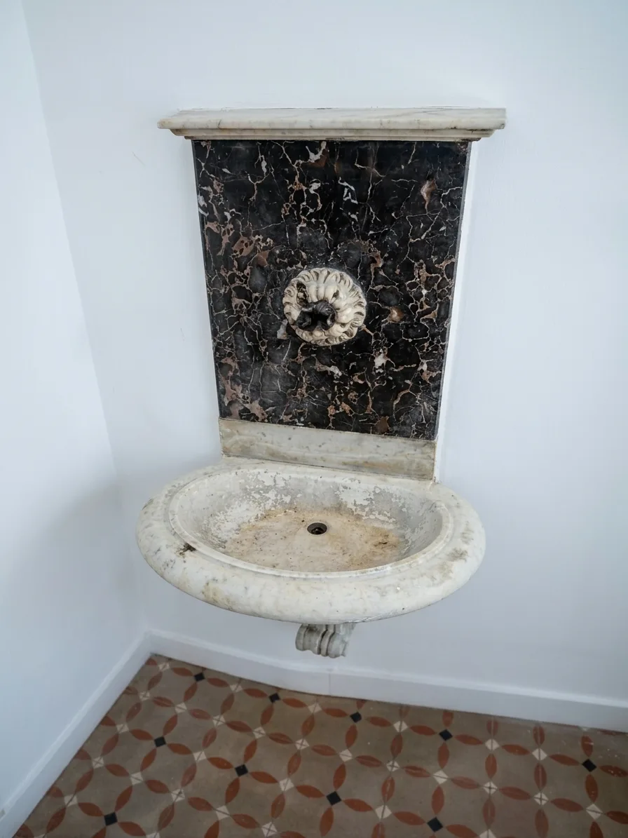 Détail d’époque préservé dans un appartement ancien rénové